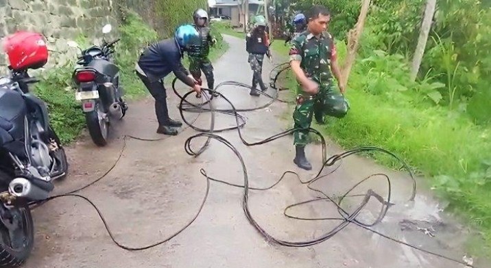 TNI-Polri Evakuasi Kabel Tegangan Tinggi