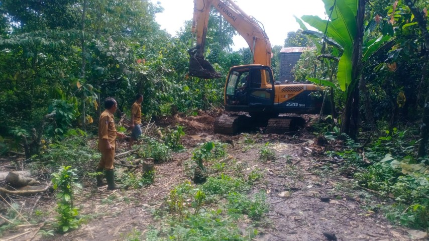 Pemkab-Warga Rintis Jalan Kelurahan