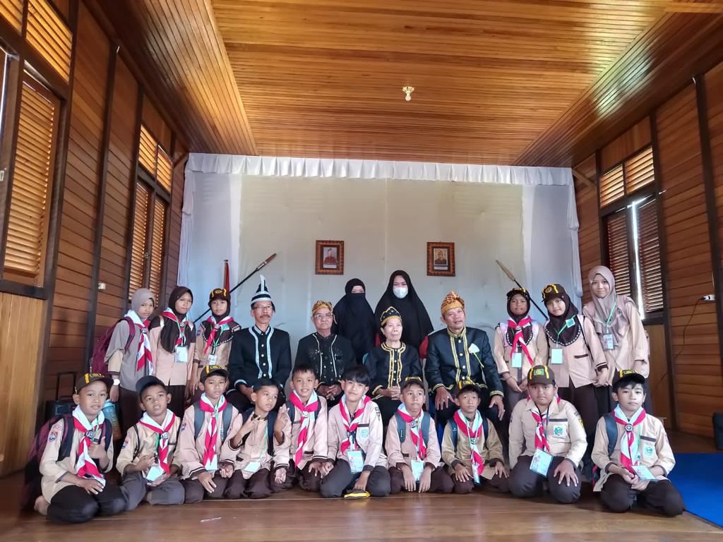 Siswa SDIT At – Taufiq Kunjungi Rumah Adat