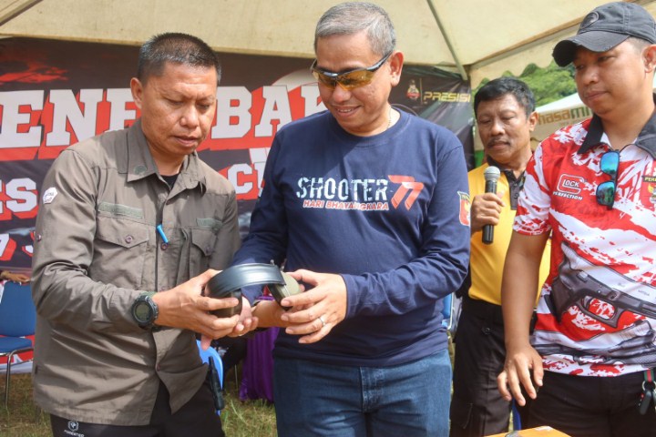 Amran Hadiri Pembukaan Lomba Menembak