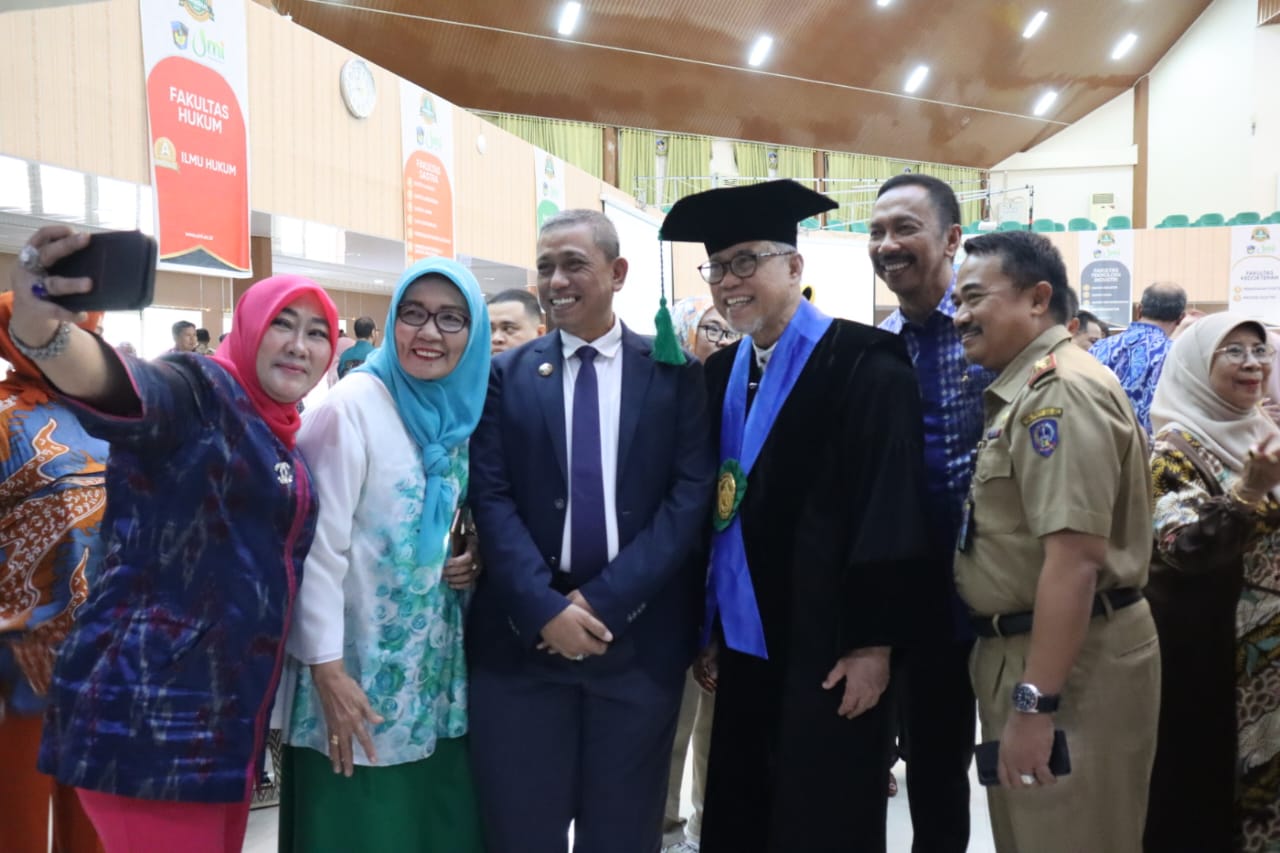 Bupati Amran Hadiri Pengukuhan Guru Besar UMI