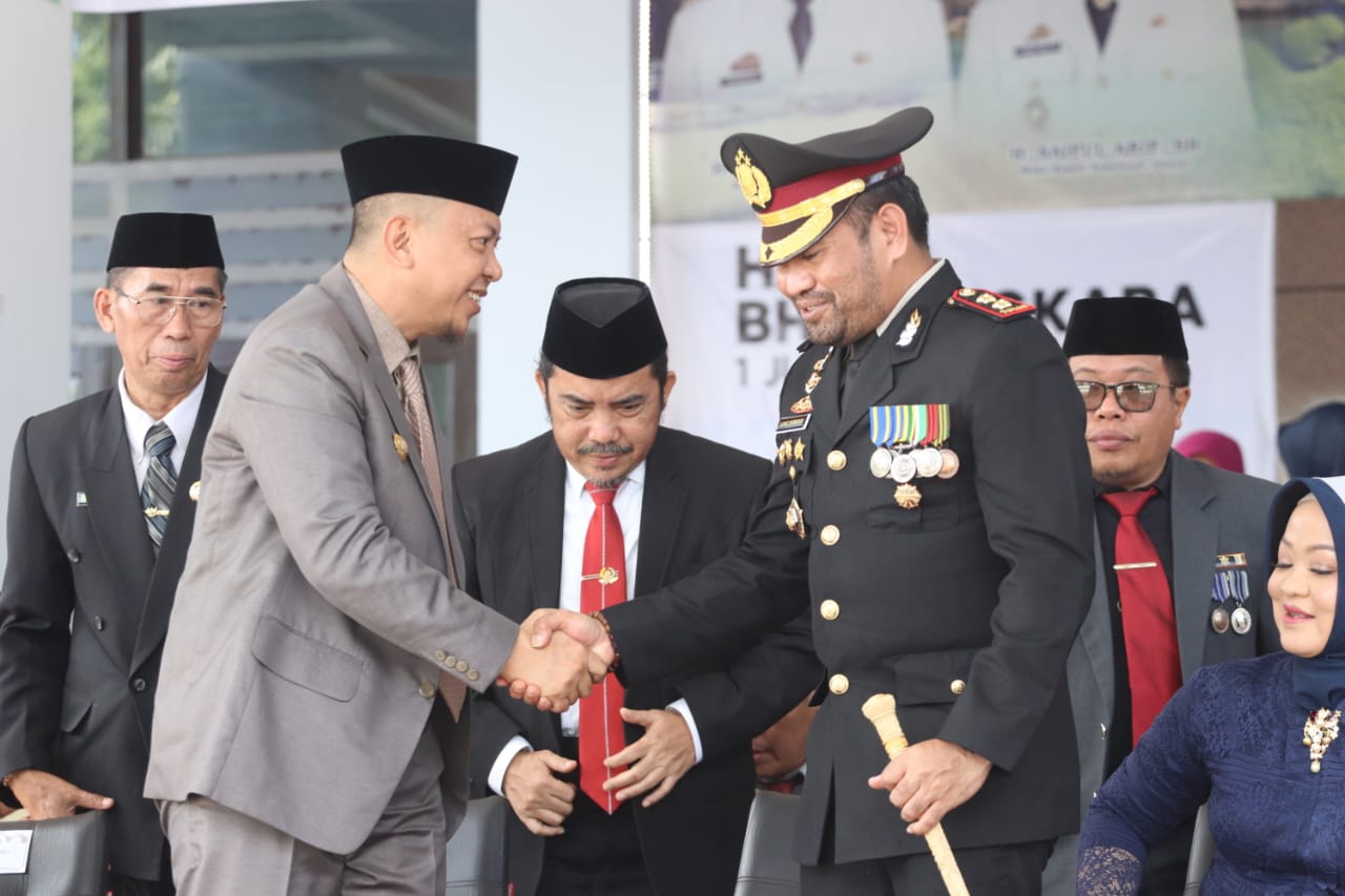 Hadiri Upacara dan Tasyakuran HUT Bhayangkara Ke – 77, Bupati Basli Ali Apresiasi Terobosan Polres Selayar “Sepekan Bersama Masyarakat”
