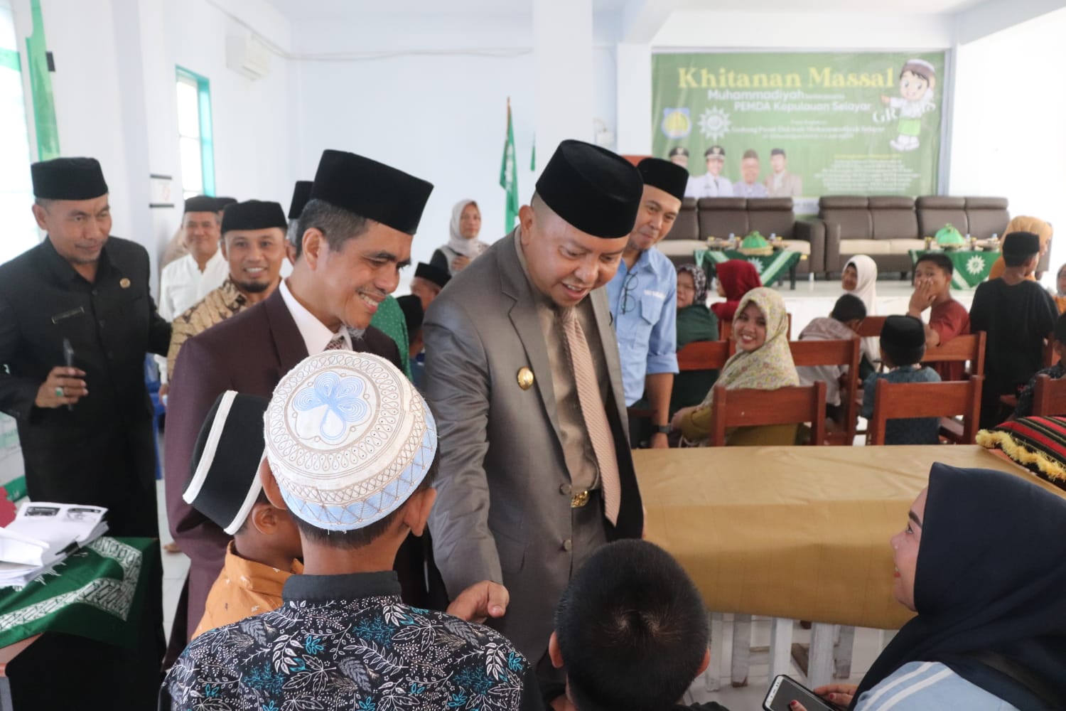 Bupati Basli Ali Bersama Wabup Saiful Arif Kuatkan Mental Anak yang Ikut Khitanan Massal Muhammadiyah
