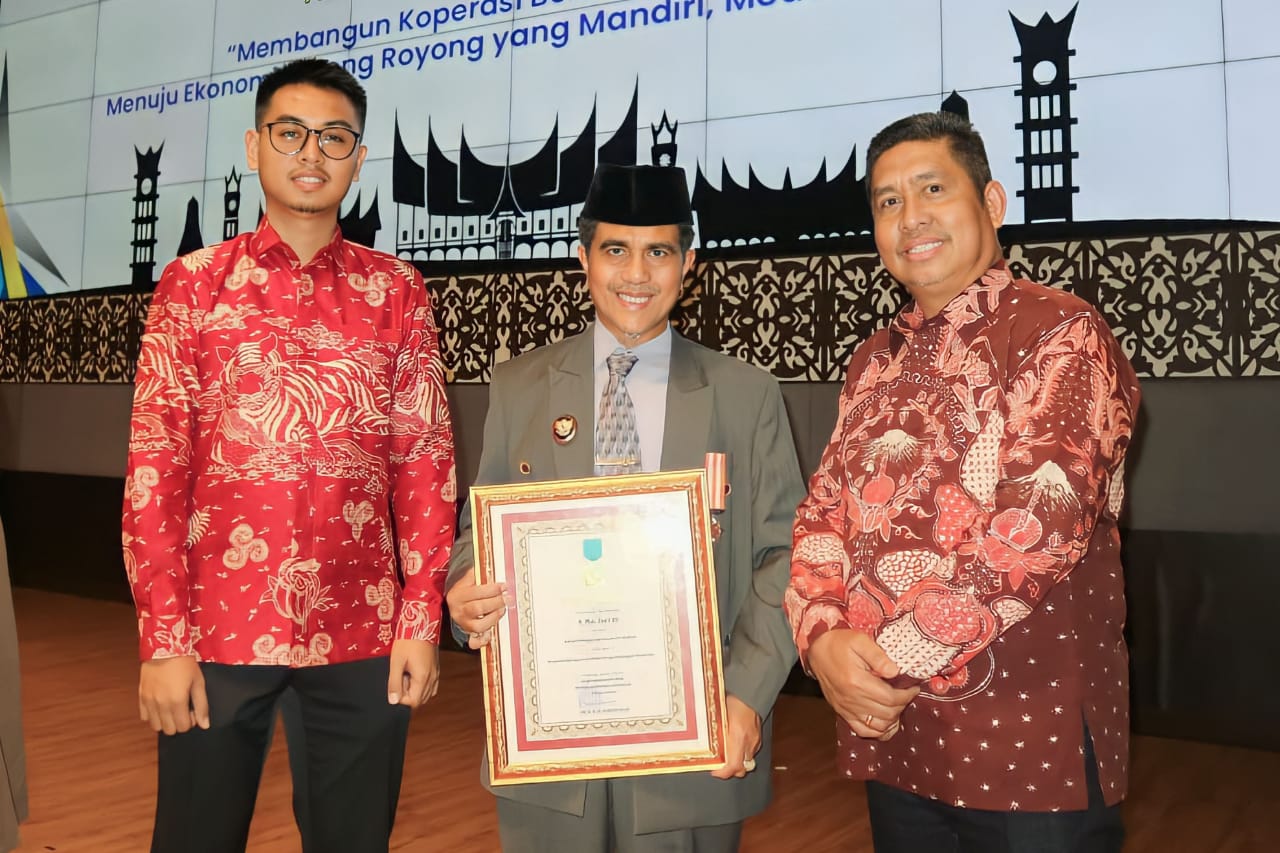 Wabup Selayar Terima Penghargaan Nasional di Bidang Koperasi