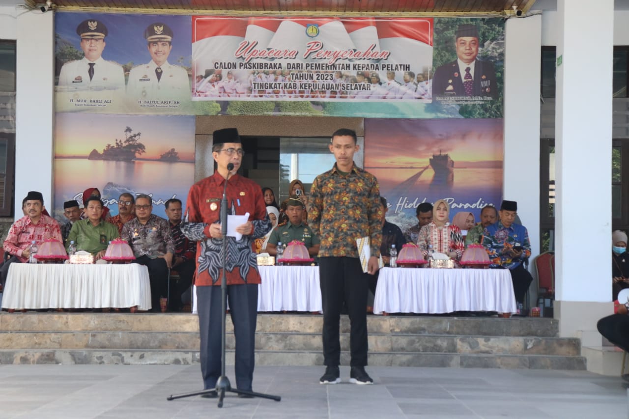 Wabup Selayar Serahkan Calon Paskibra ke Pelatih di Halaman Kantor Bupati
