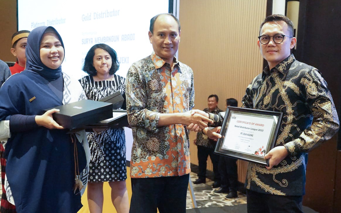 Dorong Peningkatan Penjualan, Semen Tonasa Berikan Penghargaan kepada Distributor