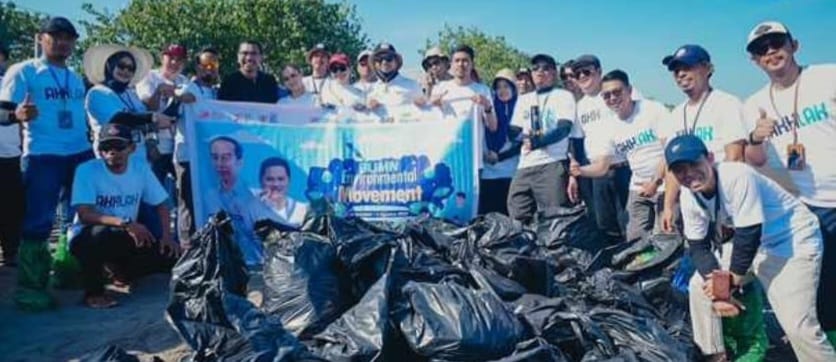 Milenial Semen Tonasa Rangkul Milenial BUMN dan Mahasiswa Bersih-bersih Pantai