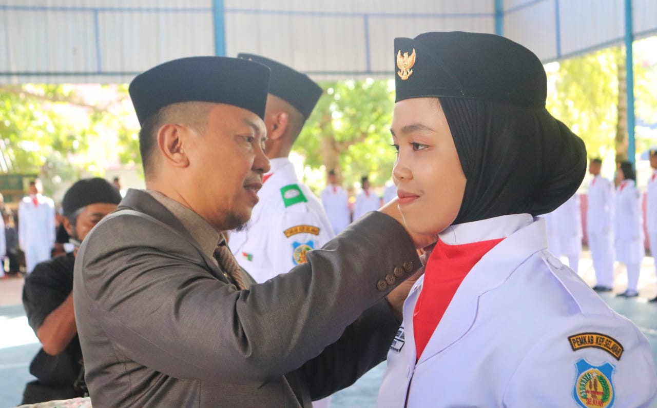 Bupati Basli Ali Kukuhkan Paskibra yang Bertugas di Upacara Hut Ke78 RI