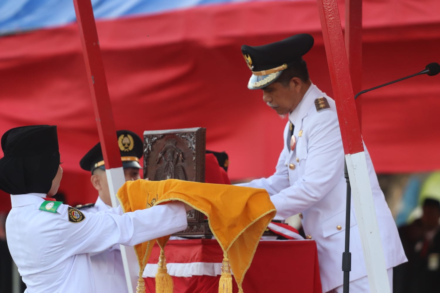Wabup Selayar Inspektur Upacara Penurunan Bendera Merah Putih di Lapangan Pemuda Benteng