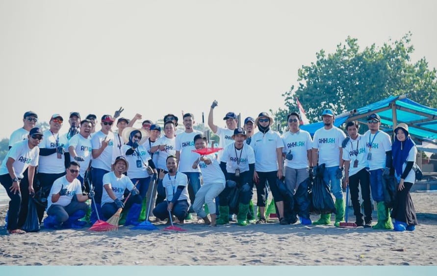 Milenial Semen Tonasa Bersih-bersih Pantai