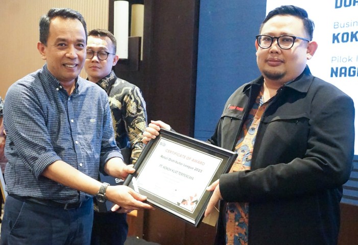 Sejumlah Distributor Semen Tonasa Terima Penghargaan