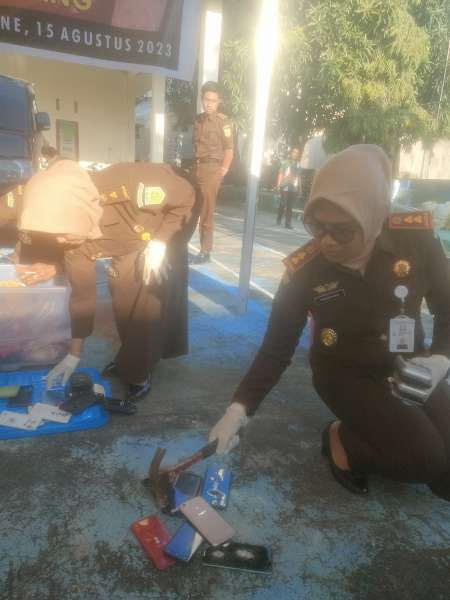 Ponsel Seharga Rp 22 Juta Dimusnahkan