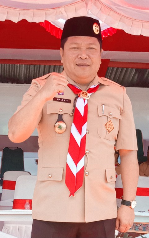 Theo Serahkan Satya Lencana Karya Bakti