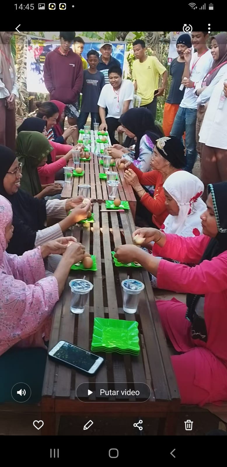 Seru, Emak-emak Ikuti Lomba Makan Telur