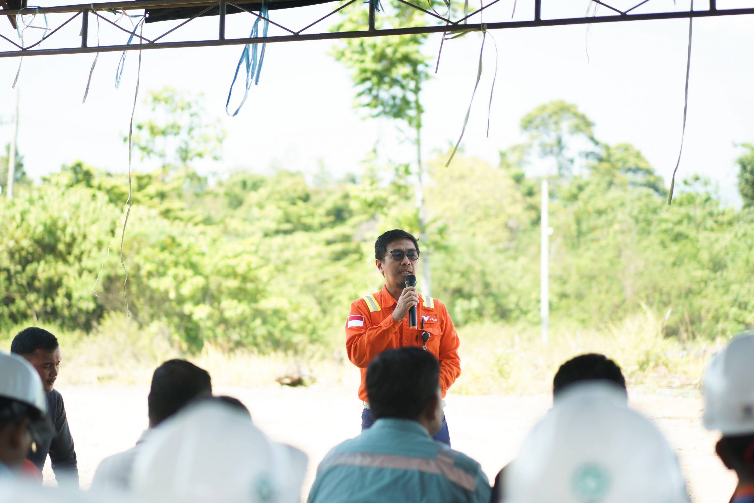 PT Vale Libatkan Pekerja Lokal Terlatih Bangun Proyek Instalasi Air Bersih dan Jembatan Lampesue