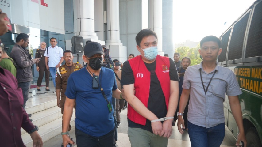 Hengky Gosal, DPO Kasus Penipuan  Ditangkap di Atas Mobil