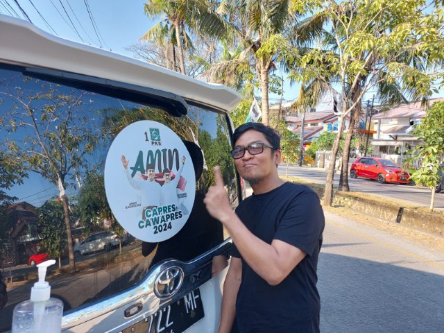 Fauzi Andi Wawo Pasang Stiker di Mobil Pribadi