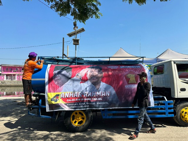 Anhar Rahman Bagikan Air Bersih ke Seluruh Kecamatan