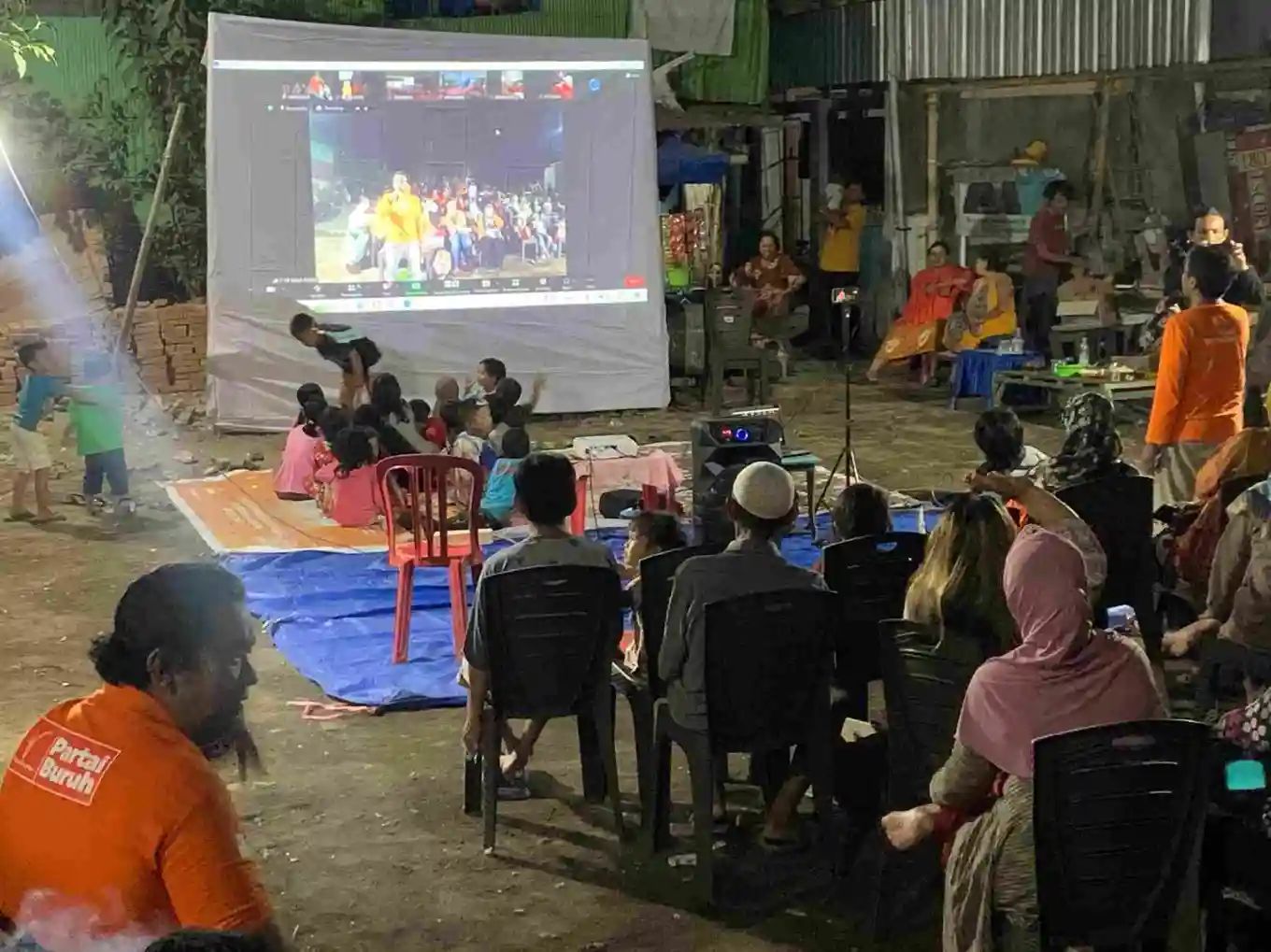 Edukasi Warga Dengan Film ‘Suara Yang Dibuang’