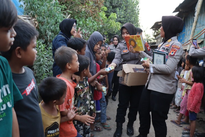 Para Polwan Bagikan Buku Bacaan Anak-anak di Rumah Kardus