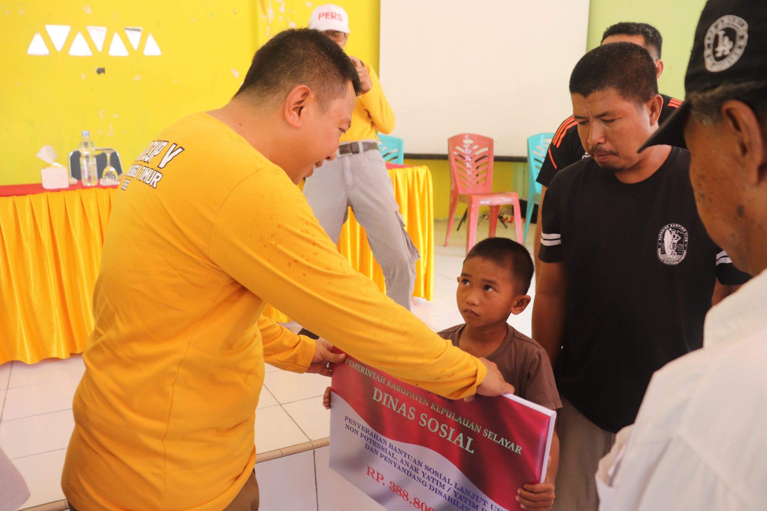 Salurkan Bantuan Sosial, Bupati Basli Ali : Mereka Punya Hak Rasakan APBD