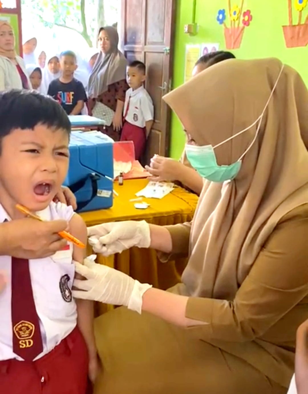 Puluhan Murid SDI Bontomanai Diimunisasi Campak