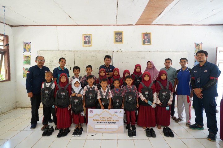 UPZ PT Semen Tonasa Serahkan Bantuan Perlengkapan Sekolah
