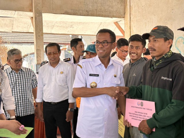 Pj Bupati Takalar Serahkan Bantuan kepada Sejumlah Nelayan Galesong