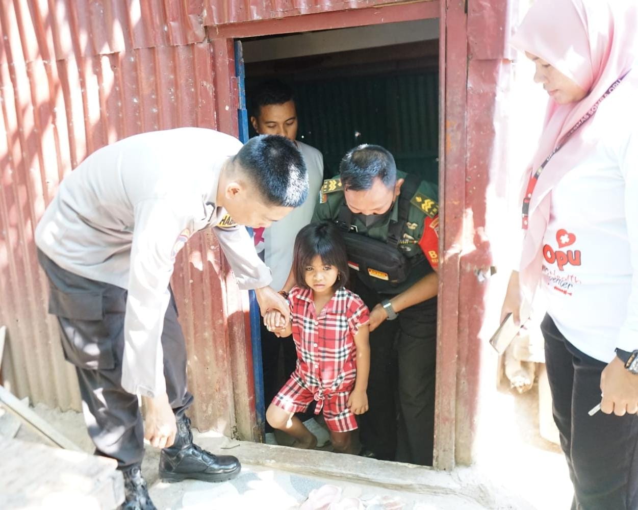 Bocah Penderita Atresia Ani Akhirnya Diboyong Babinsa ke Puskesmas