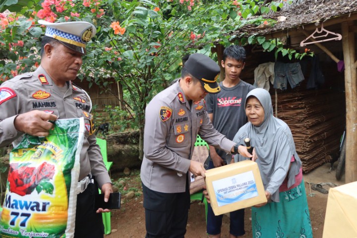 Sat Lantas Polres Luwu Berbagi Tali Asih