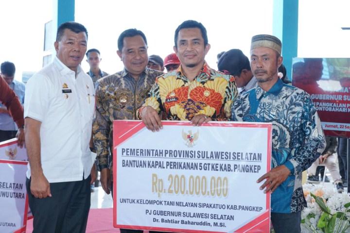 Pj Gubernur Serahkan Bantuan Kapal Ikan