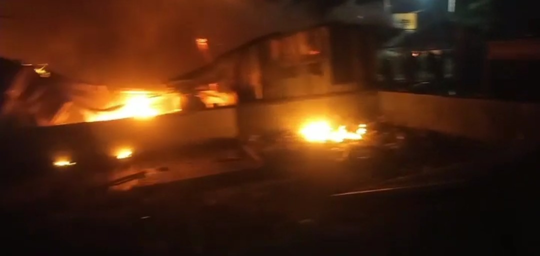 Lapak Kafe dan Binatu di Faisal Ludes Terbakar