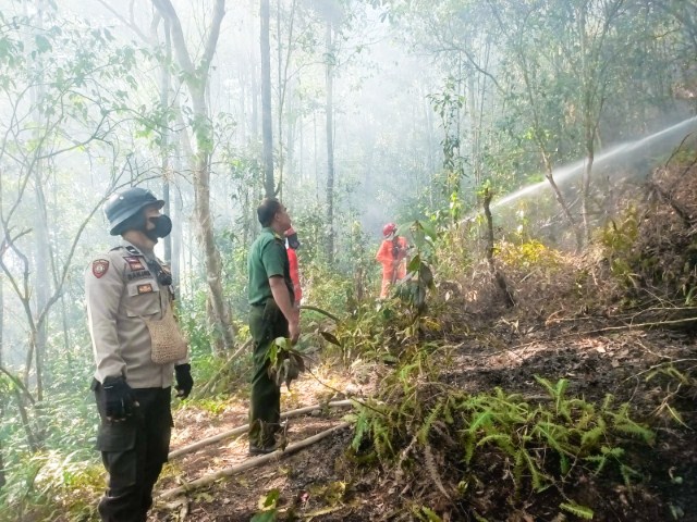 Polisi dan Damkar Padamkan Kebakaran Lahan
