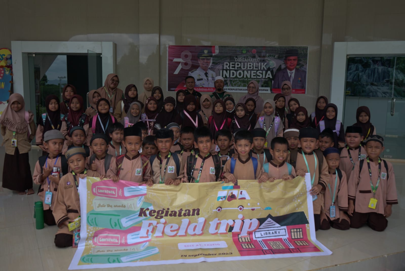 SDIT AT-Taufiq Towuti Serahkan Buku