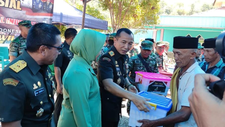 Pangdam XIV Bagikan 100 Paket Sembako kepada Warga Bontojai