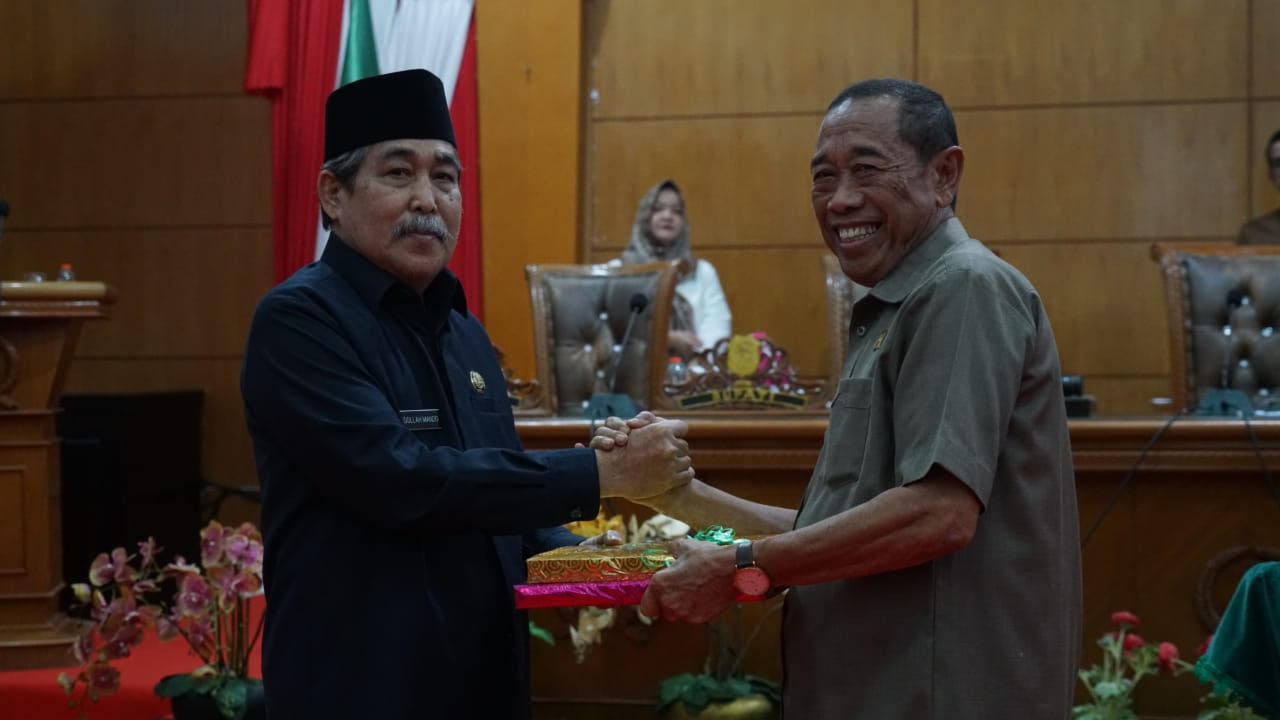 Dollah Serahkan Dua Ranperda