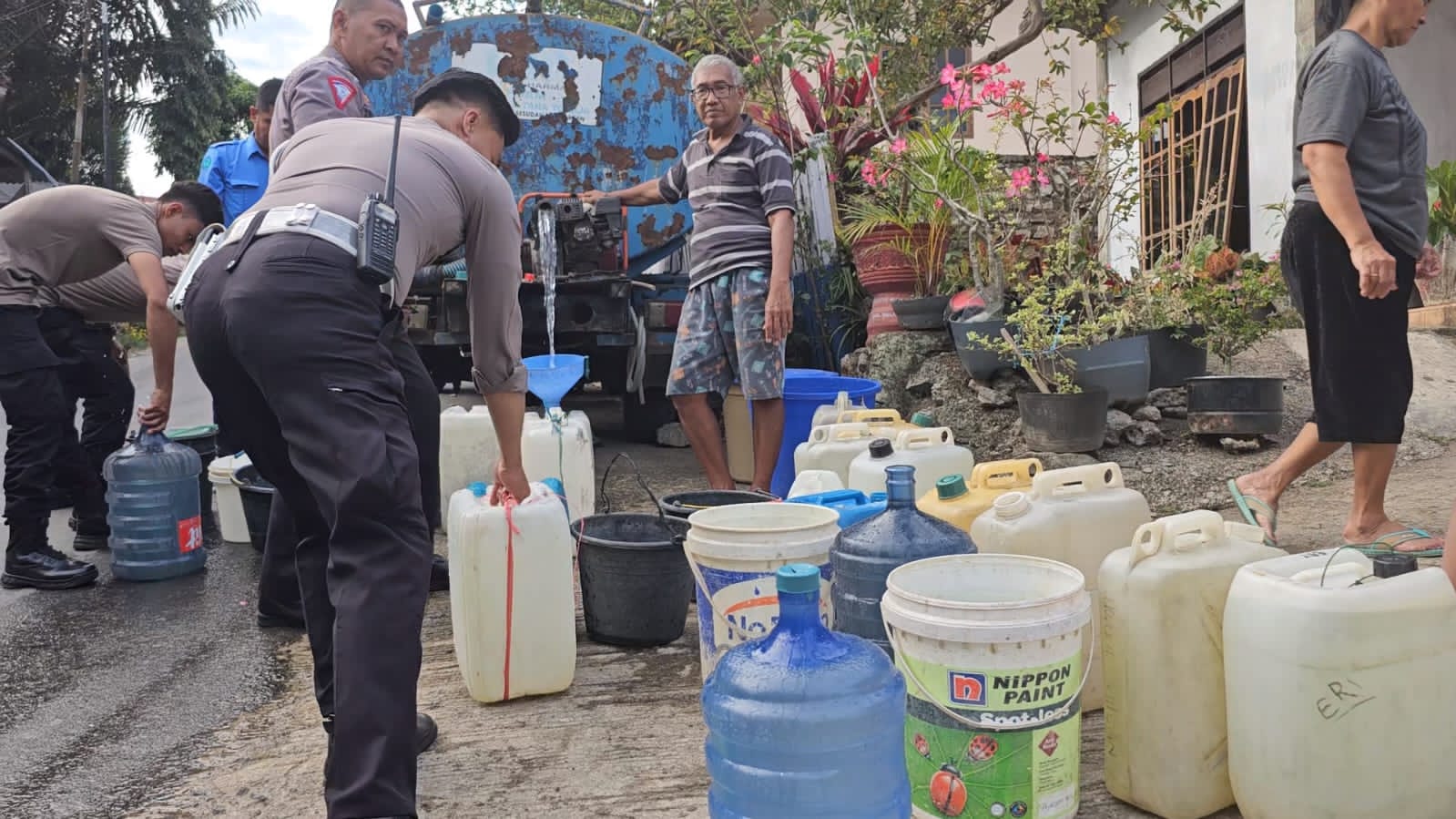 Sat Lantas Salurkan 12.000 Liter Air Bersih