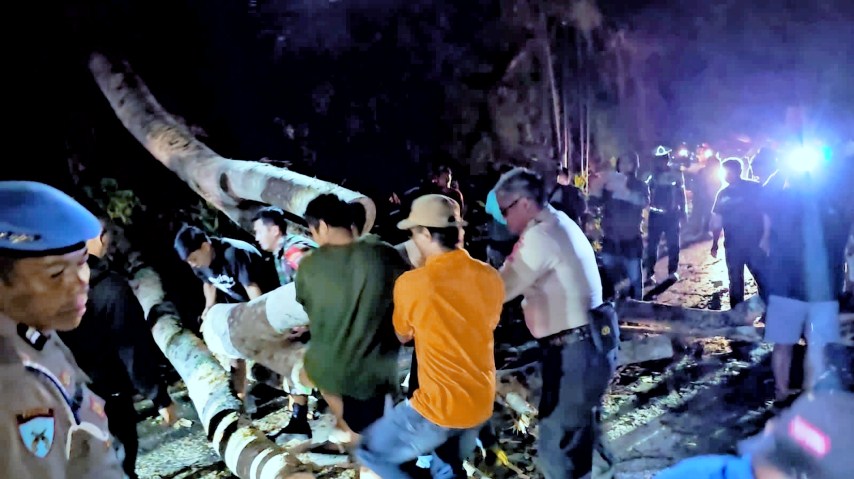 Polri-Babinsa Evakuasi Pohon Tumbang
