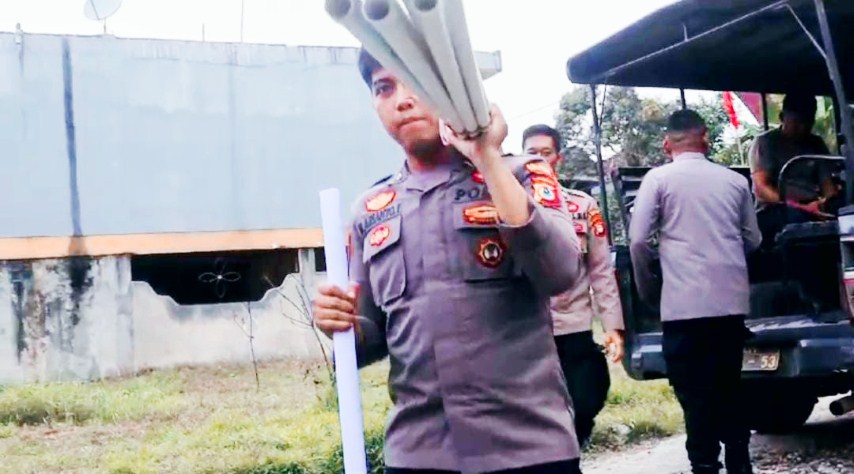 Polisi Bantu Warga Galon dan Mesin Pompa