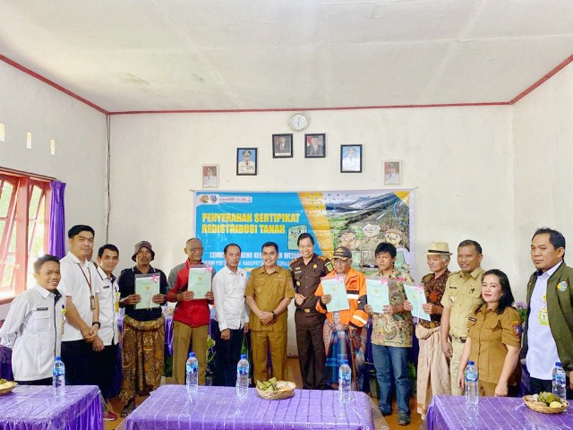 Wabup Zadrak Serahkan Sertifikat PTSL