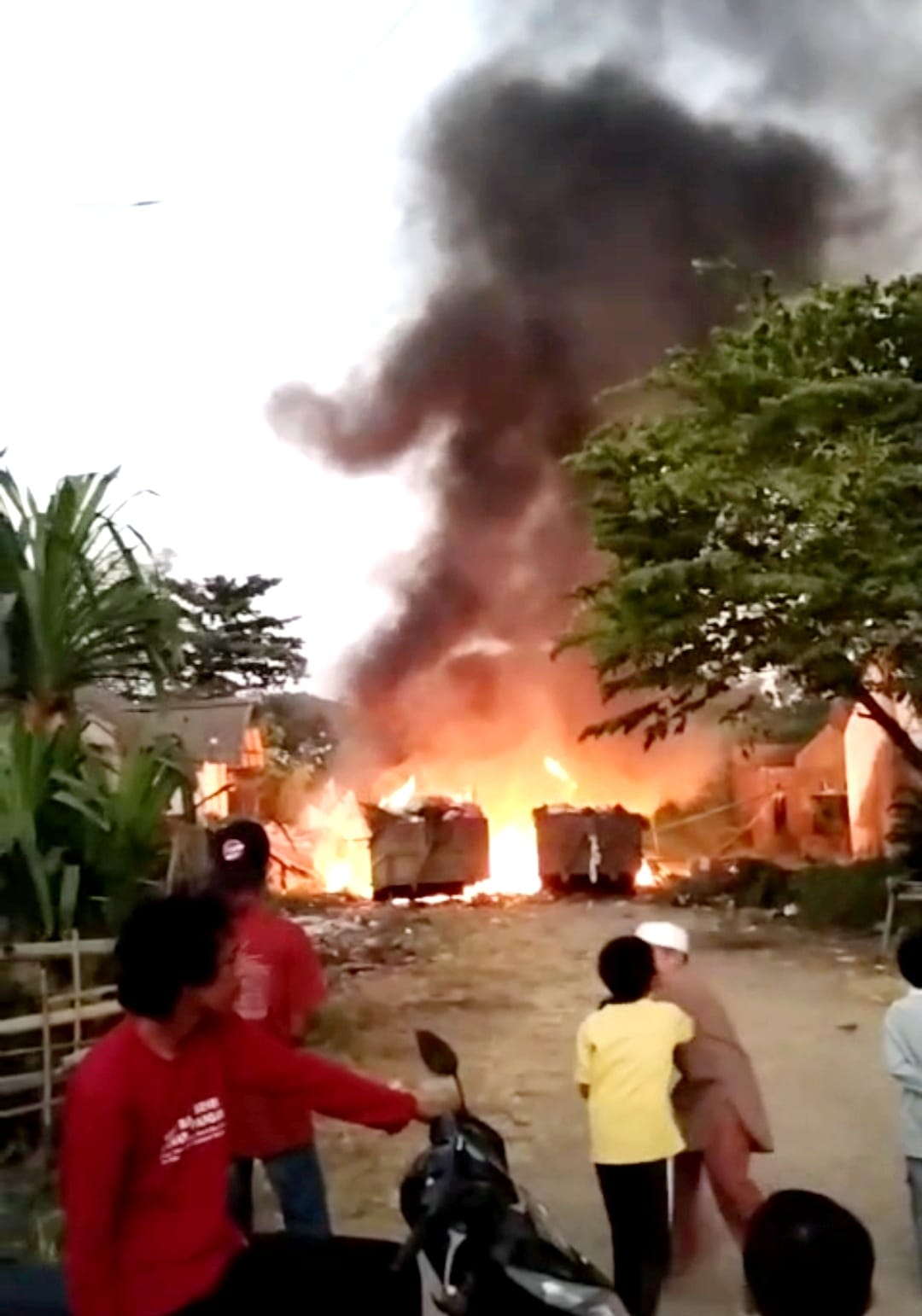 Dinas Damkar Gowa Turunkan Dua Unit ke Lokasi