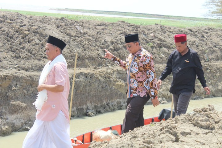 Amran Tinjau Kanal Radi A Gani