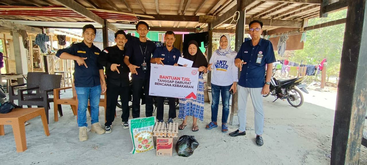Manajemen Semen Tonasa Serahkan Bantuan Kepada Korban Kebakaran di Desa Parenreng