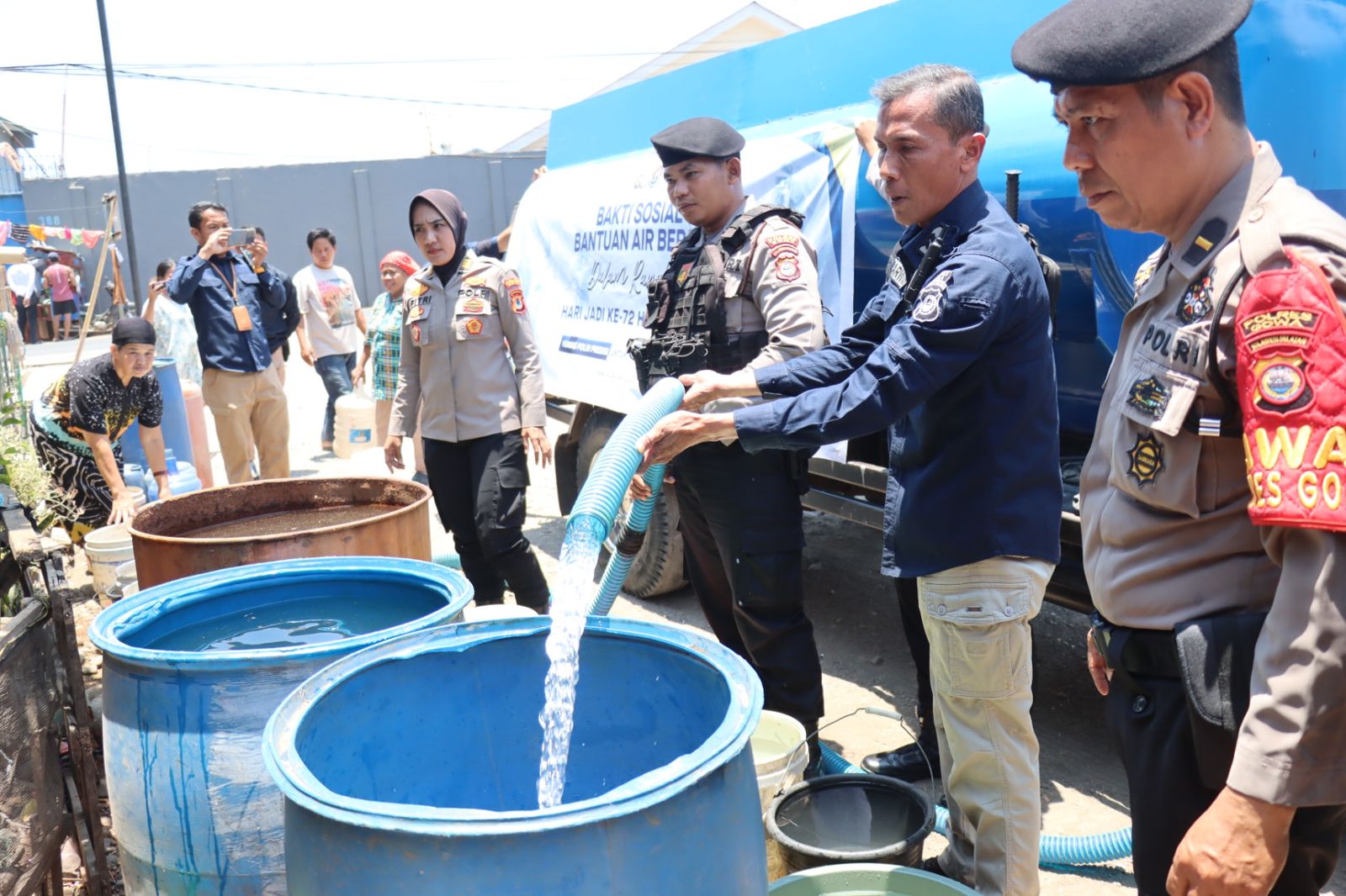Perumda Tirta Jeneberang-Polres Bagi Air Bersih di Macanda