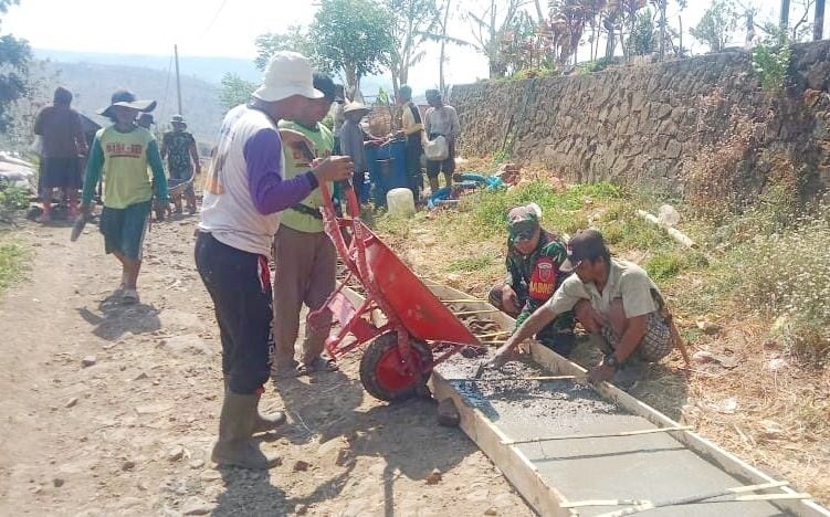 Babinsa dan Warga Beruttallasa Cor Jalan Tani