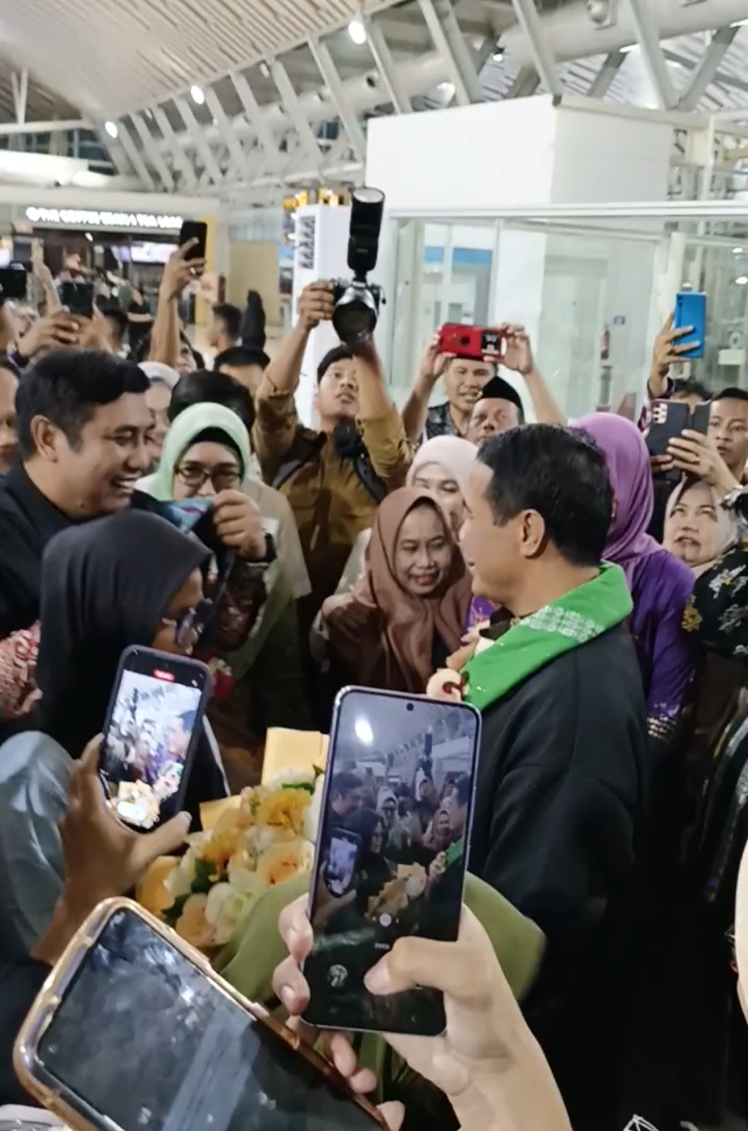 Tiba di Makassar, Mentan AAS Disambut Meriah di Bandara