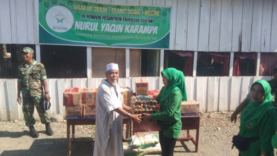 Danramil Berbagi Bantuan di Pondok Pesantren