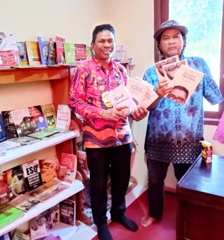 Golagong Serahkan Buku Bacaan ke Perpustakaan Kelurahan Bontonompo