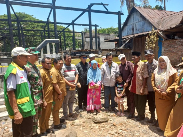 MB Serahkan Bantuan Korban Kebakaran