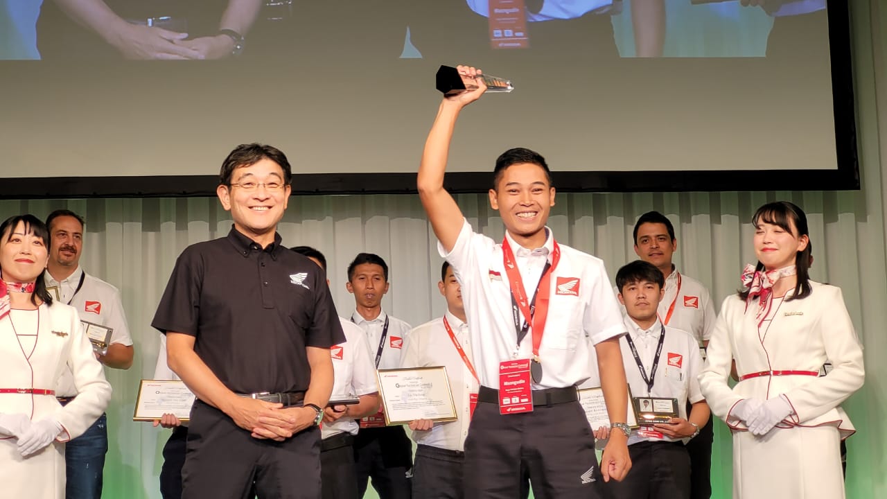 Teknisi Sepeda Motor Honda Indonesia Sabet Gelar Teknisi Terbaik Dunia. Terbaik dari 89.000 Teknisi di Seluruh Dunia